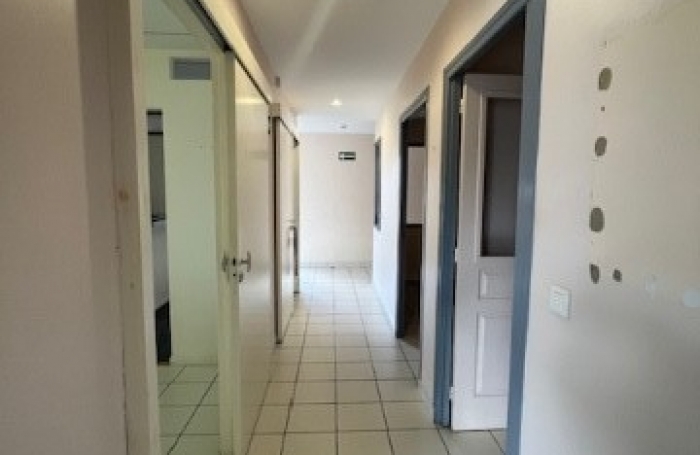 Location Local commercial 97.69m&sup2; 10 pi&#232;ces Schoelcher