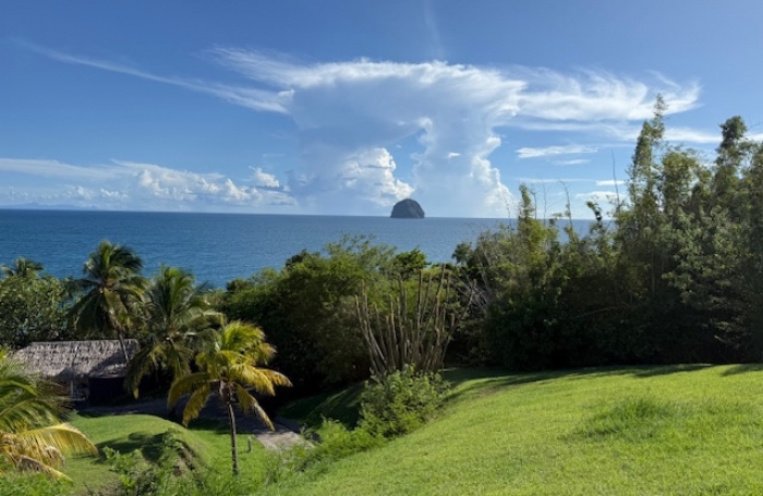 STUDIO meublé VUE SUR LE ROCHER dans résidence avec piscine