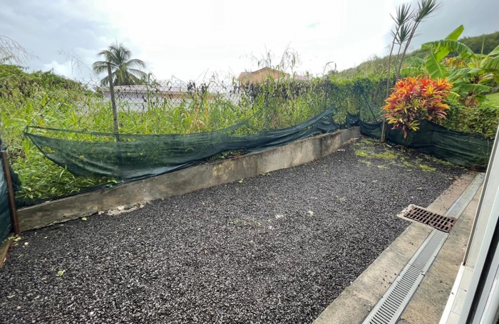 T4  en duplex avec jardinet.