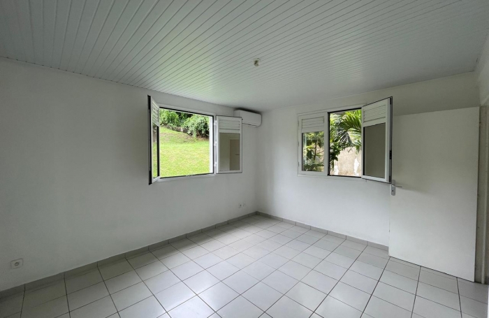 T4  en duplex avec jardinet.