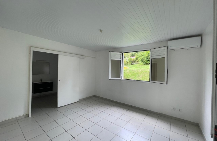 T4  en duplex avec jardinet.