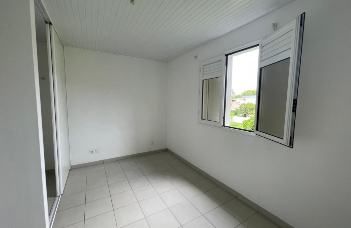 T4  en duplex avec jardinet.