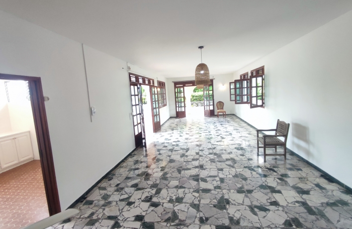 Spacieuse villa T5 proche des commodités - SAINTE LUCE