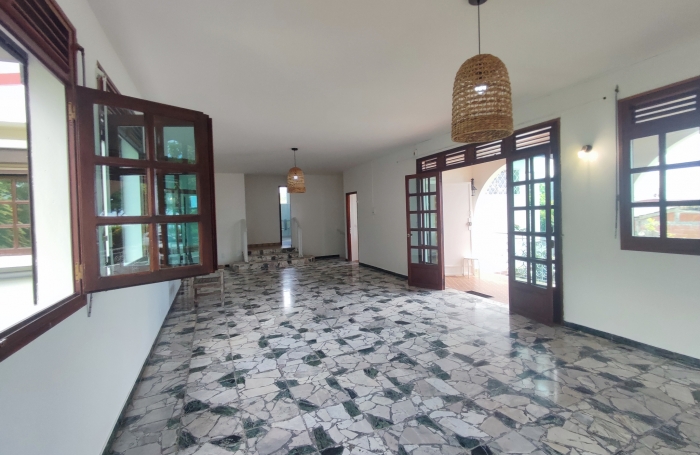 Spacieuse villa T5 proche des commodités - SAINTE LUCE