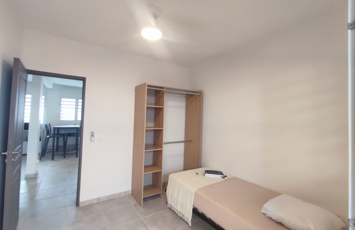 CHARMANT T3 MEUBLE AVEC TERRASSE- EAU et ELECTRICITE inclus dans le loyer.