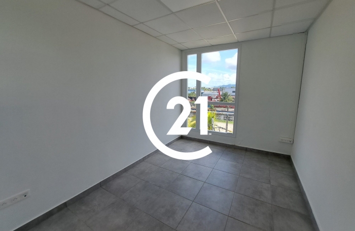 Location Bureaux 85m&sup2; 6 pi&#232;ces Le Lamentin