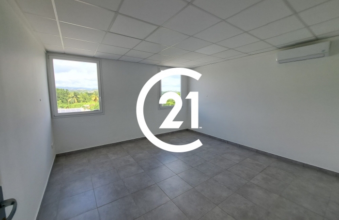 Location Bureaux 85m&sup2; 6 pi&#232;ces Le Lamentin