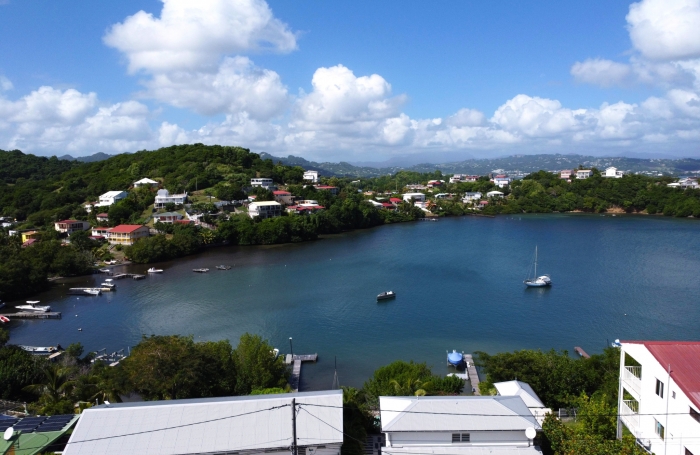 À vendre : Maison sur trois niveaux avec vue mer, divisée en trois appartements au ROBERT