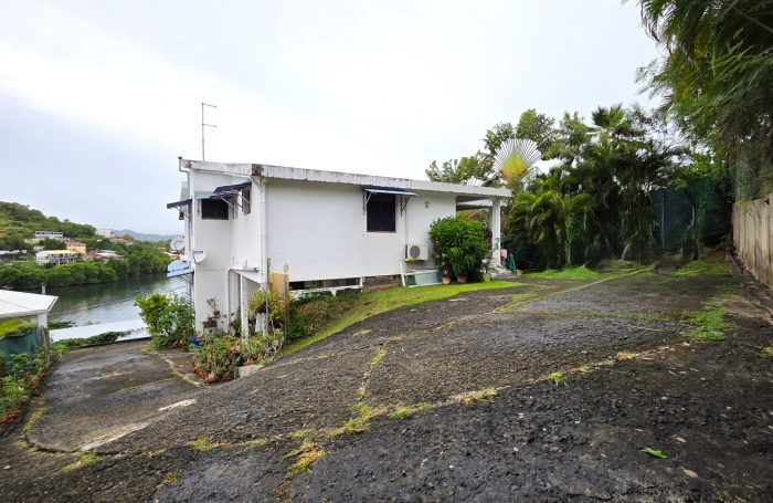 À vendre : Maison sur trois niveaux avec vue mer, divisée en trois appartements au ROBERT