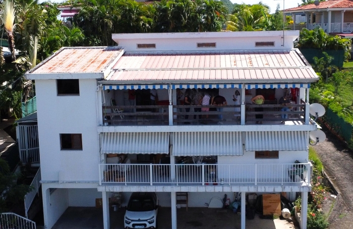 À vendre : Maison sur trois niveaux avec vue mer, divisée en trois appartements au ROBERT