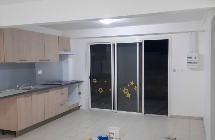 Saint-Esprit - T2 récent en bas de villa avec parking intérieur