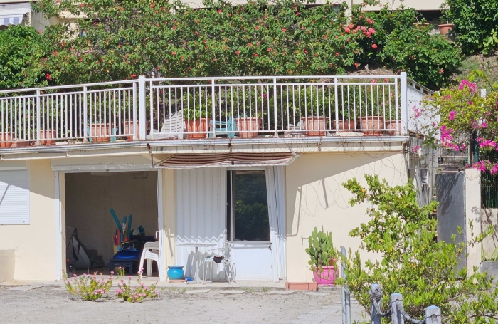 Studio à aménager dans piscine avec piscine et ponton