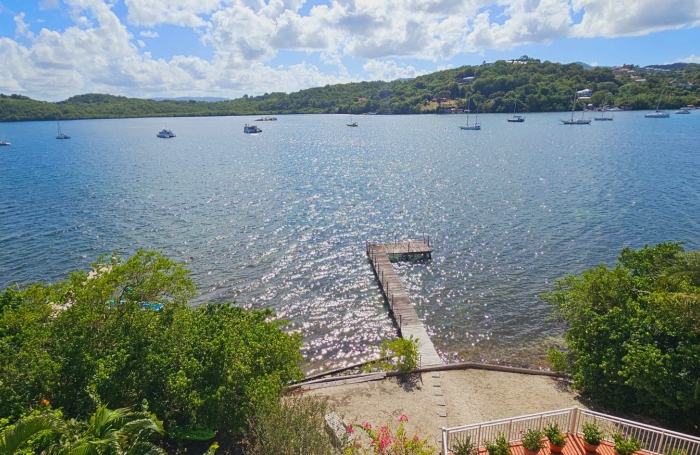 Studio à aménager dans piscine avec piscine et ponton