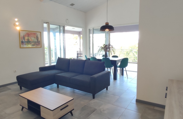 Haut de villa T5 meubl&eacute; ind&eacute;pendant avec piscine priv&eacute;e et grand terrain arbor&eacute;