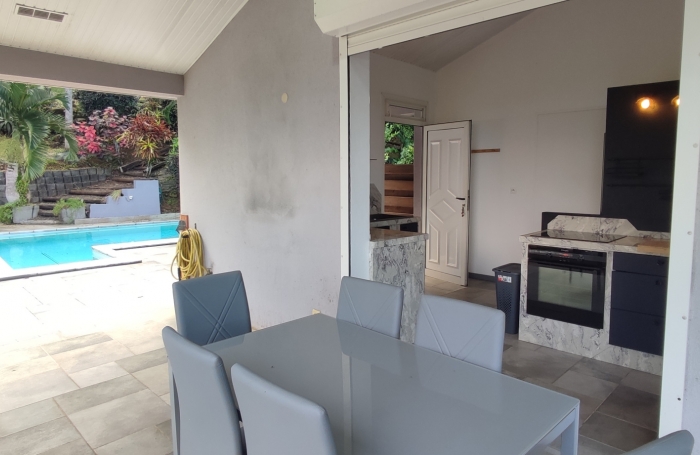 Haut de villa T5 meubl&eacute; ind&eacute;pendant avec piscine priv&eacute;e et grand terrain arbor&eacute;