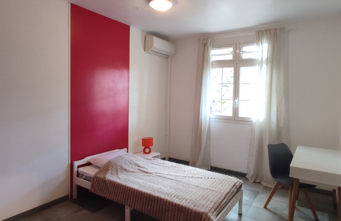 Haut de villa T5 meubl&eacute; ind&eacute;pendant avec piscine priv&eacute;e et grand terrain arbor&eacute;