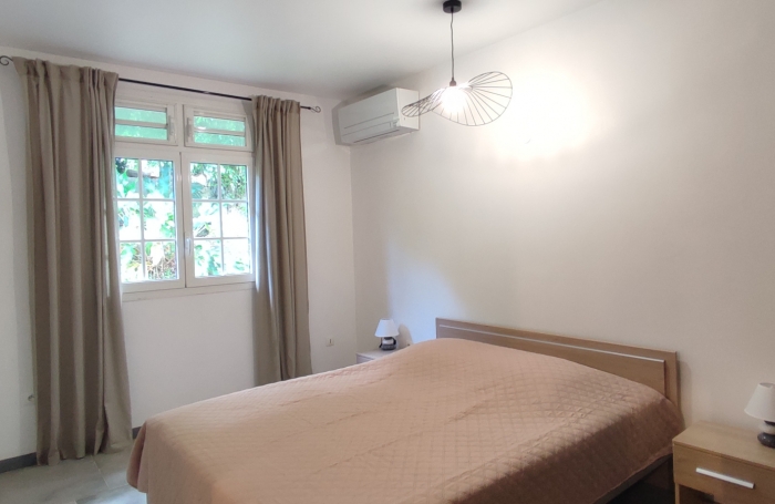 Haut de villa T5 meubl&eacute; ind&eacute;pendant avec piscine priv&eacute;e et grand terrain arbor&eacute;