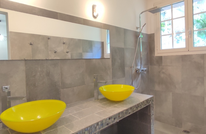 Haut de villa T5 meubl&eacute; ind&eacute;pendant avec piscine priv&eacute;e et grand terrain arbor&eacute;