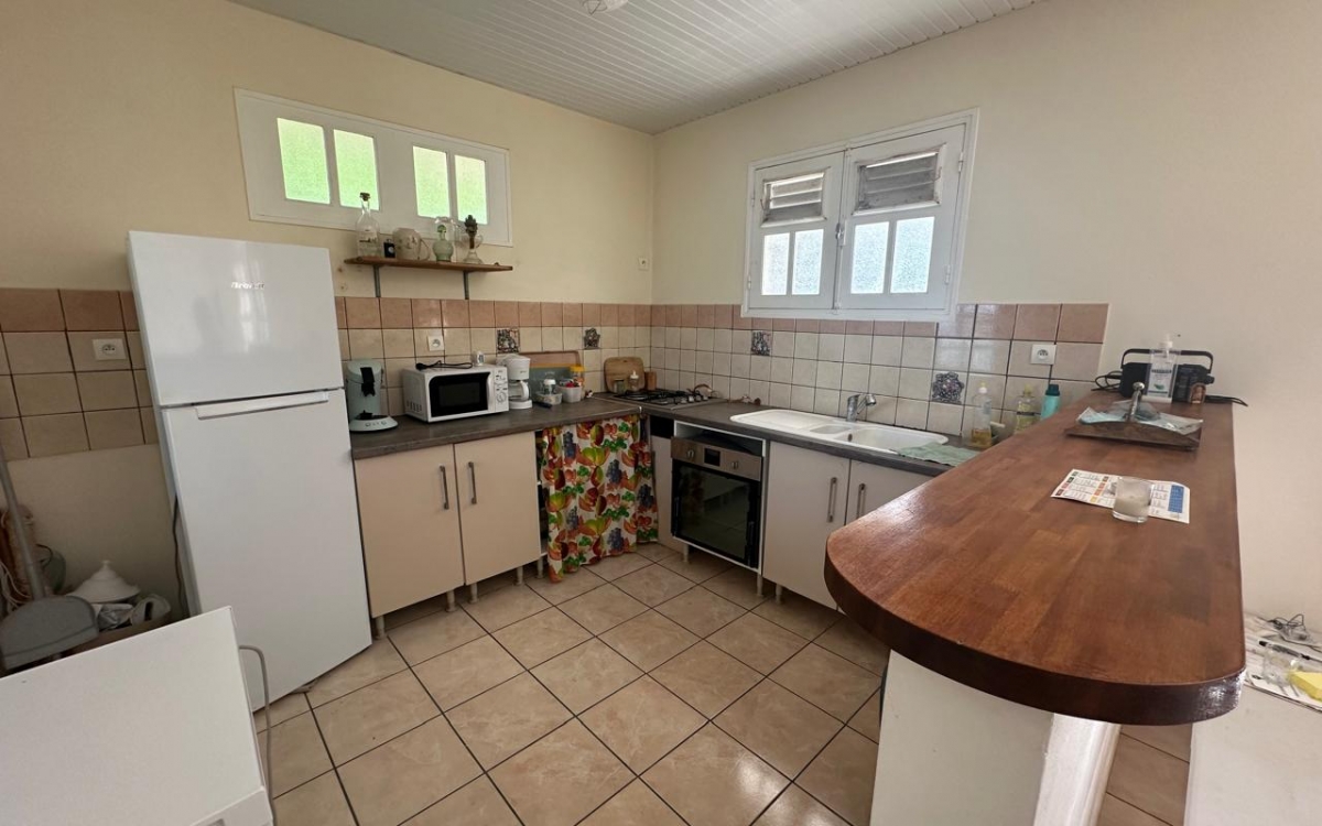 A LOUER HAUT DE VILLA MEUBLEE T3 PROCHE BOURG DU VAUCLIN