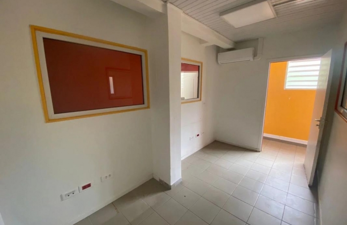 Location Bureaux 82m&sup2; 4 pièces Ducos