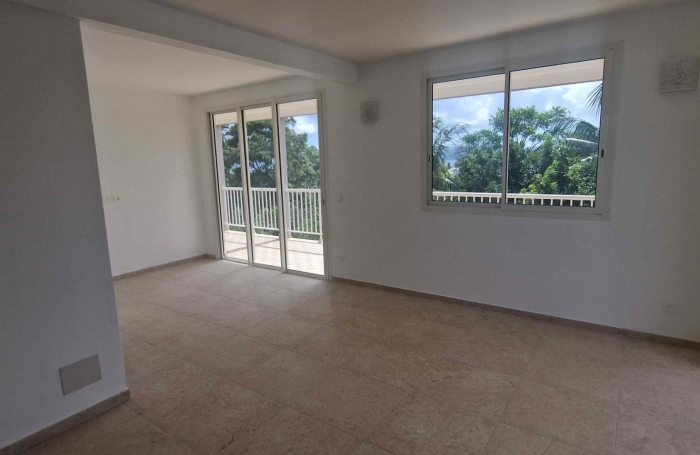 Spacieuse maison multi-niveaux   id&eacute;al famille ou investissement &agrave; Acajou au LAMENTIN