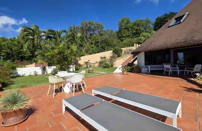 Villa d&rsquo;Exception avec Vue Mer, Piscine et Beaux Volumes dans Quartier R&eacute;sidentiel au Lotissement La Cara&iuml;be &agrave;