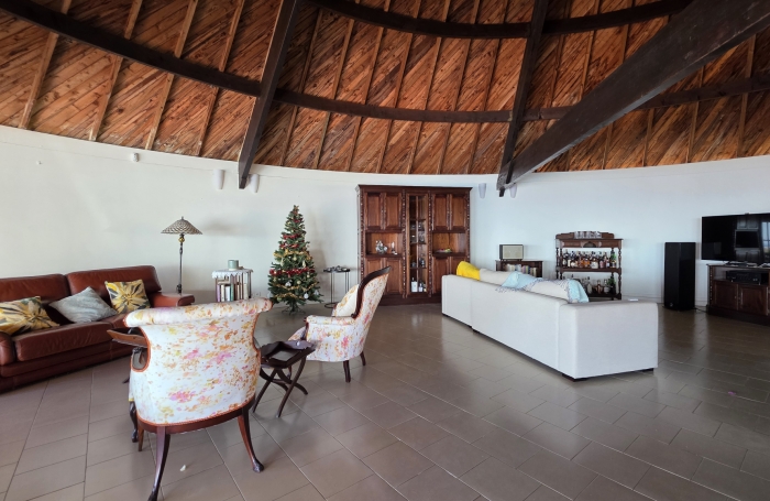 Villa d&rsquo;Exception avec Vue Mer, Piscine et Beaux Volumes dans Quartier R&eacute;sidentiel au Lotissement La Cara&iuml;be &agrave;