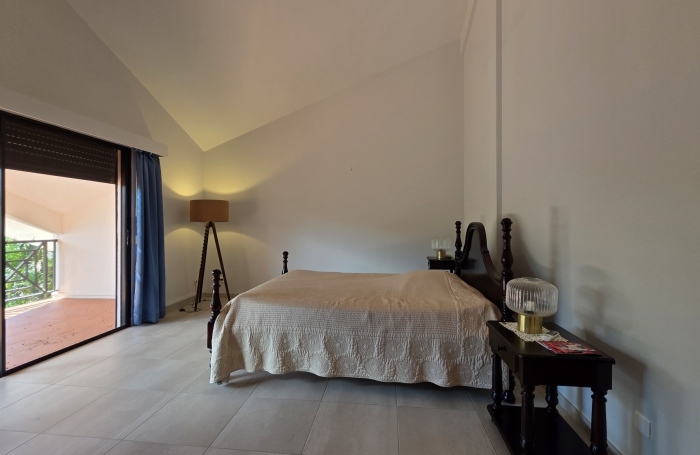 Villa d&rsquo;Exception avec Vue Mer, Piscine et Beaux Volumes dans Quartier R&eacute;sidentiel au Lotissement La Cara&iuml;be &agrave;