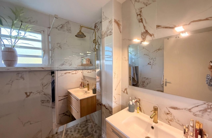 Appt T2 vue d&eacute;gag&eacute;e avec garage