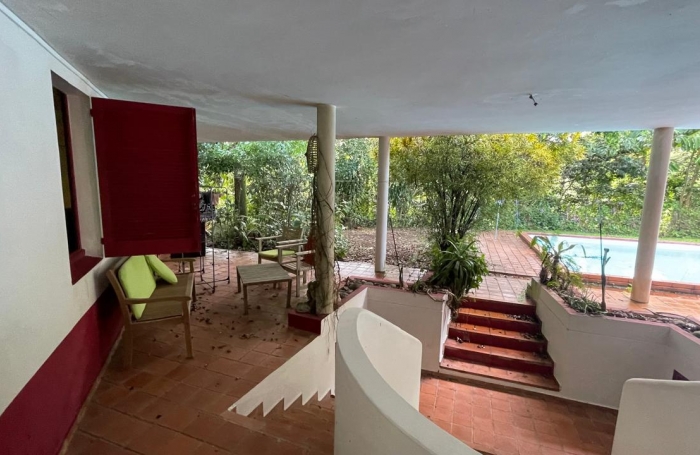 Maison atypique de type F12 avec travaux