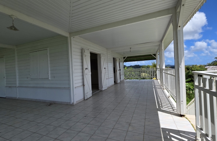 A vendre Charmante maison T4 avec piscine, jardin et grand garage &agrave; SAINT-JOSEPH