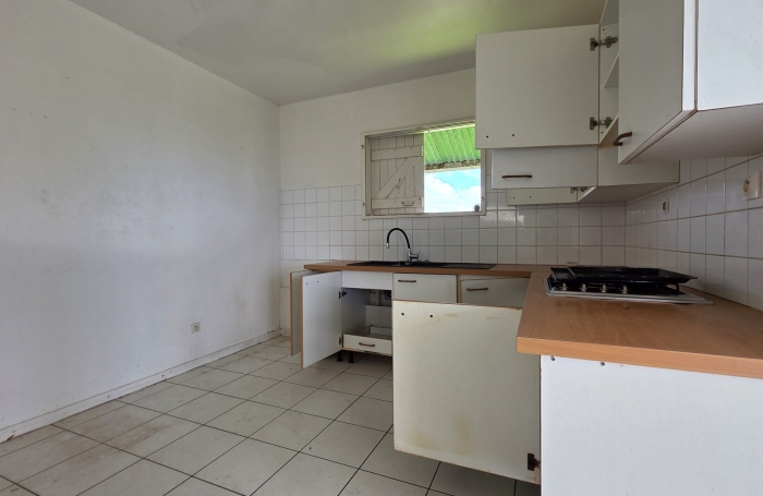 A vendre Charmante maison T4 avec piscine, jardin et grand garage &agrave; SAINT-JOSEPH