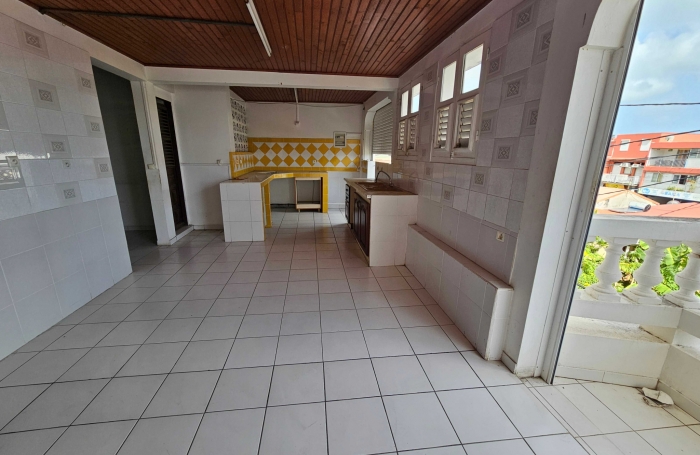 Immeuble de deux appartements + un espace commercial, bourg - SAINTE-LUCE