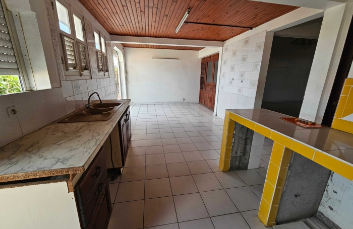 Immeuble de deux appartements + un espace commercial, bourg - SAINTE-LUCE