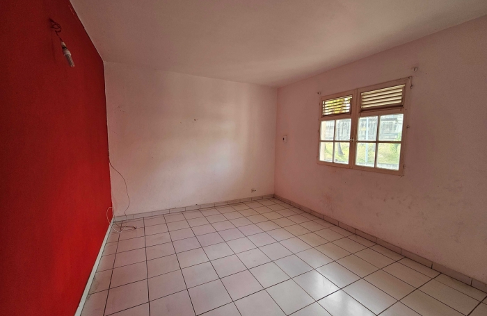 Immeuble de deux appartements + un espace commercial, bourg - SAINTE-LUCE