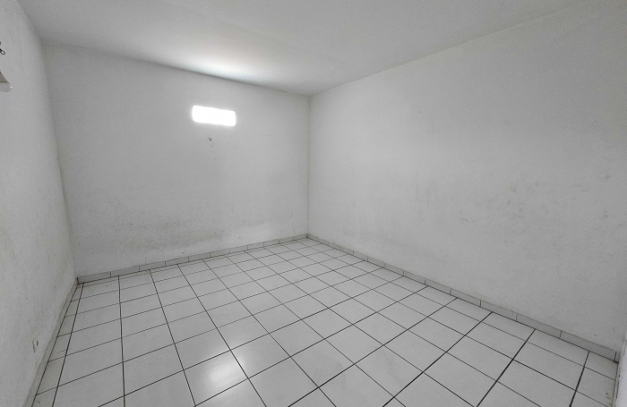 Immeuble de deux appartements + un espace commercial, bourg - SAINTE-LUCE