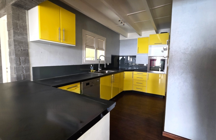 Maison T4 avec terrasses, piscine et vue mer, &agrave; deux pas du centre de SAINT-PIERRE