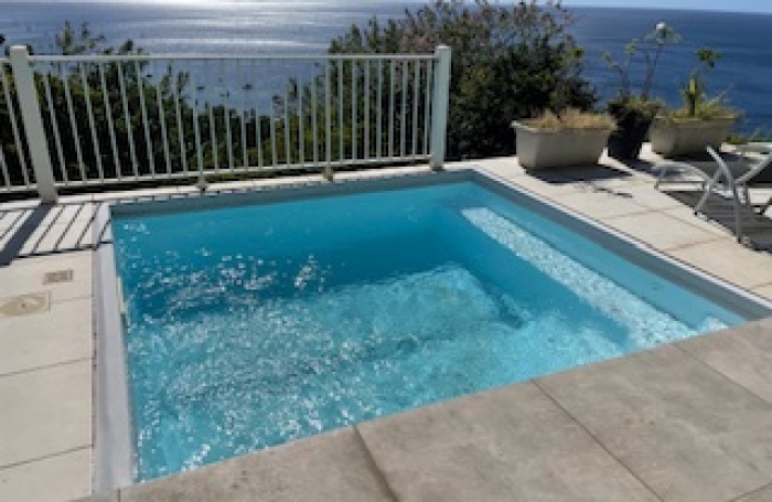 Maison T4 avec terrasses, piscine et vue mer, &agrave; deux pas du centre de SAINT-PIERRE