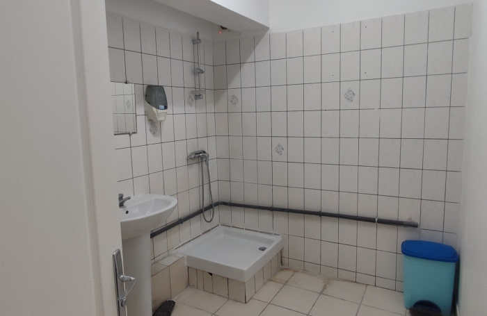 Grand local commercial &agrave; Ducos