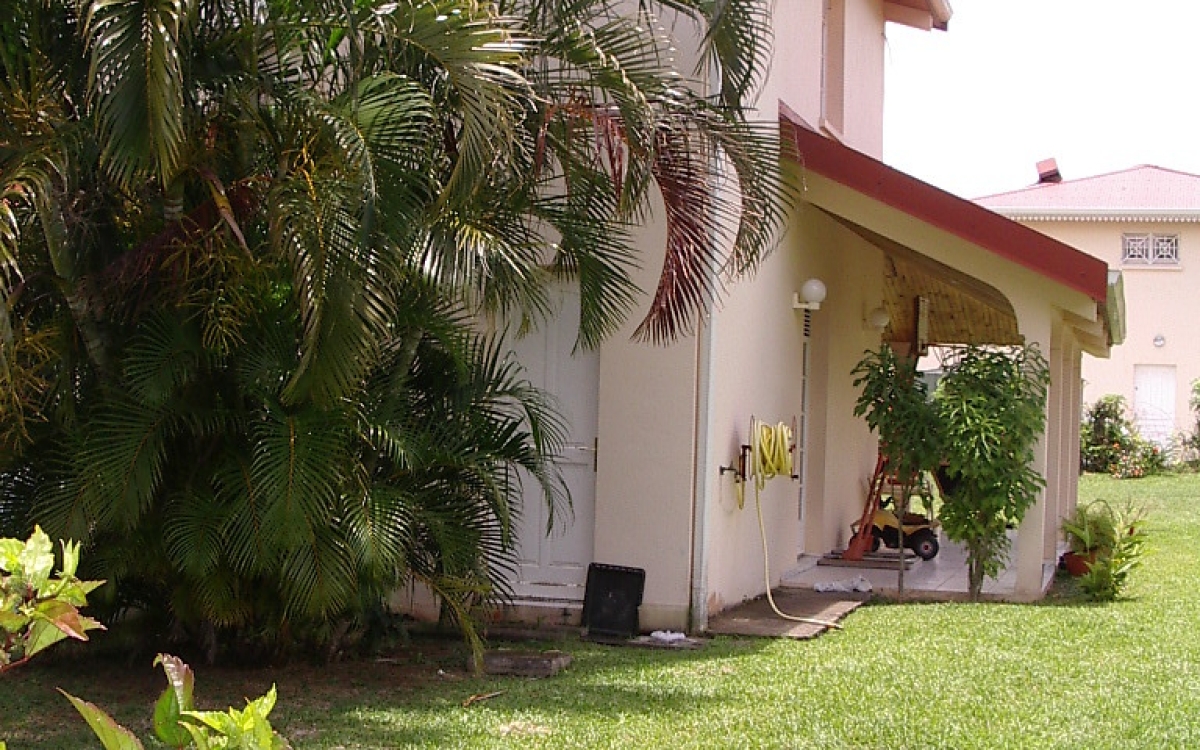 Rivi&egrave;re-Sal&eacute;e Maison T6 avec terrasse et jardin 359 000 &euro; FA