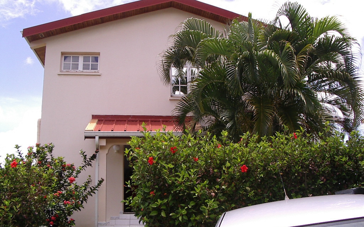 Rivi&egrave;re-Sal&eacute;e Maison T6 avec terrasse et jardin 359 000 &euro; FA