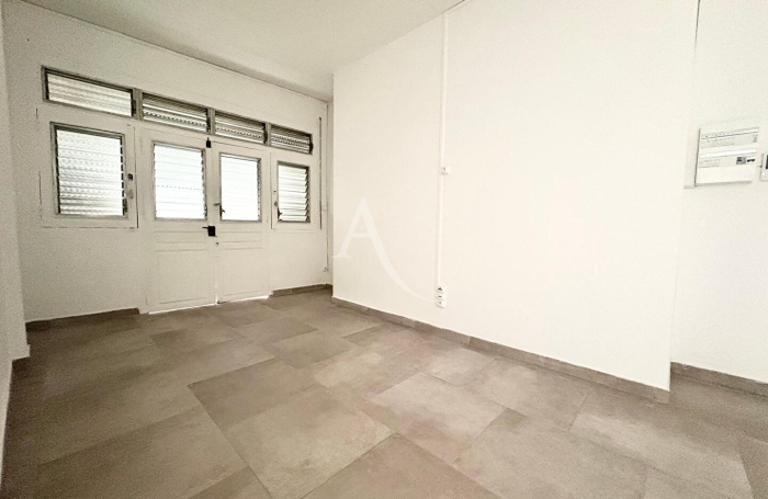 Location Divers 42.89m&sup2; Saint-Esprit