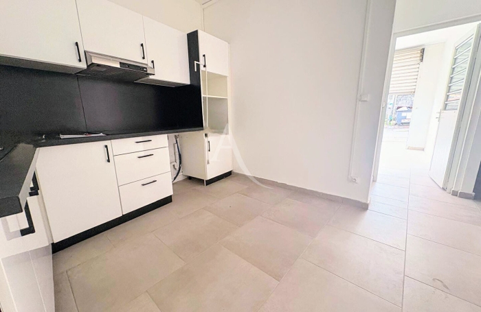 Location Divers 42.89m&sup2; Saint-Esprit