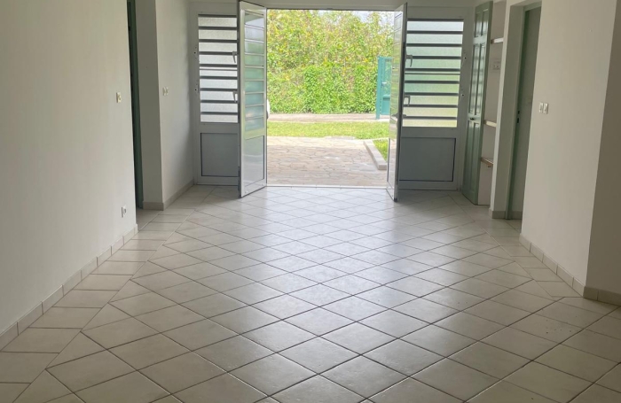 T3 ind&eacute;pendant en bas de villa avec jardin - Lamentin