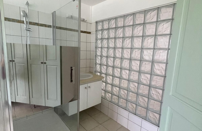 T3 ind&eacute;pendant en bas de villa avec jardin - Lamentin