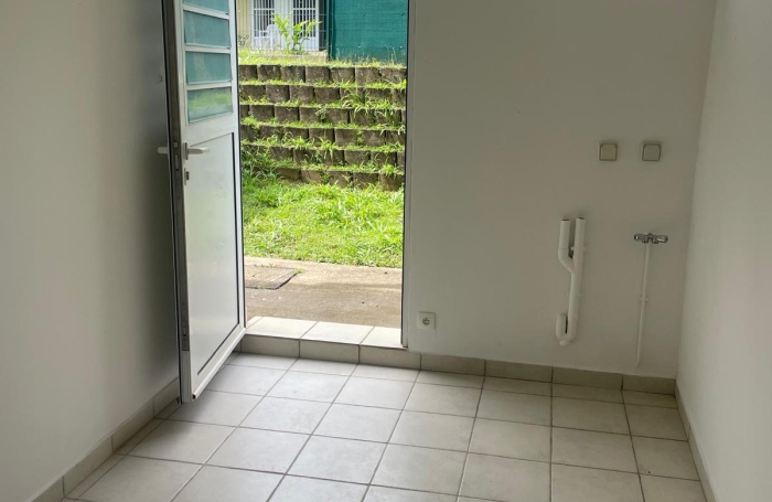 T3 ind&eacute;pendant en bas de villa avec jardin - Lamentin