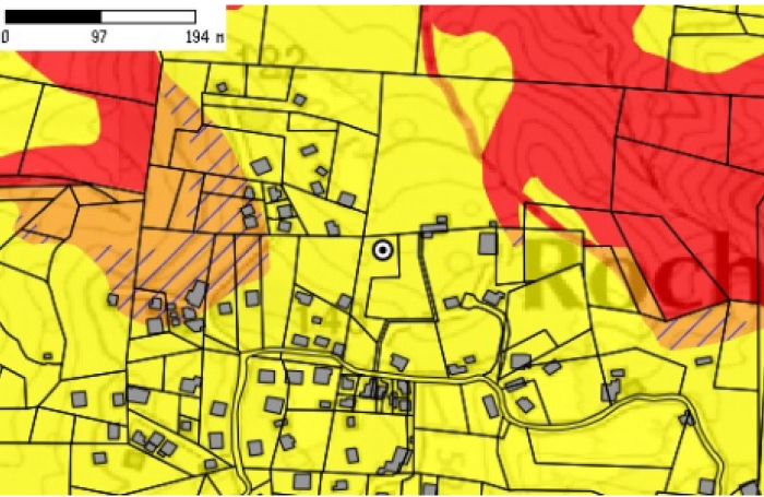Roches carr&eacute;es beau foncier 2100 m2