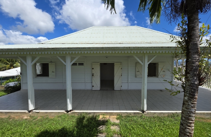 A vendre Charmante maison T4 avec piscine, jardin et grand garage &agrave; SAINT-JOSEPH