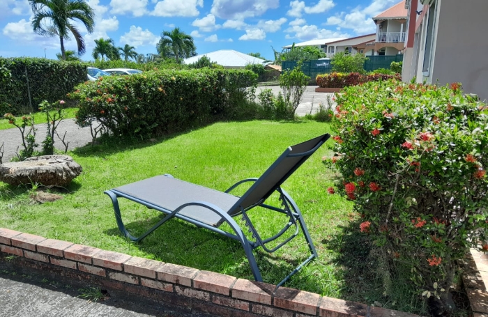 Joli T3 meubl&eacute; avec terrasse et jardinet -ACAJOU