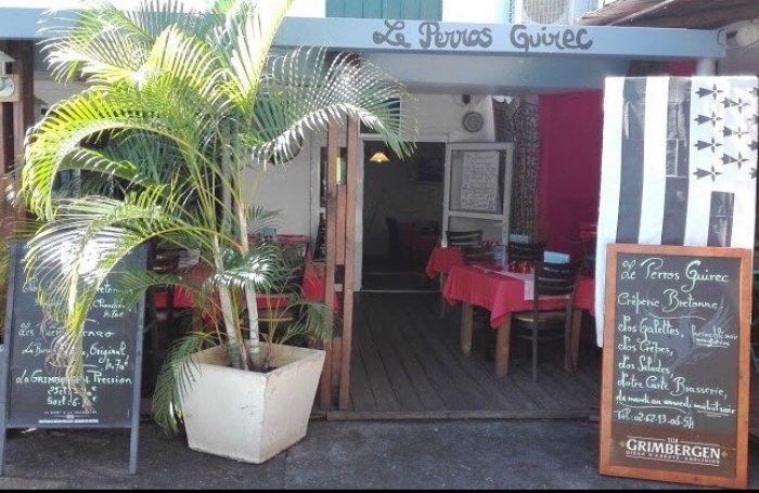 En plein centre ville de Saint-Denis, dans une cour, restaurant (crêperie) - avec une belle terrasse